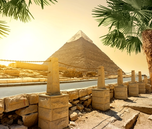 пирамида, пальмы, камни, дорога, ограждение, бежевые